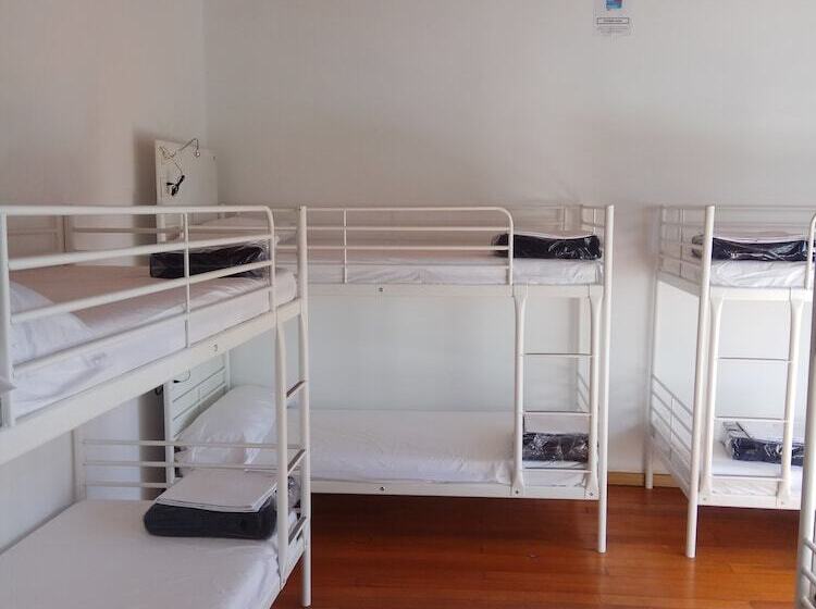 هتل Albergue Cruces De Iria   Hostel