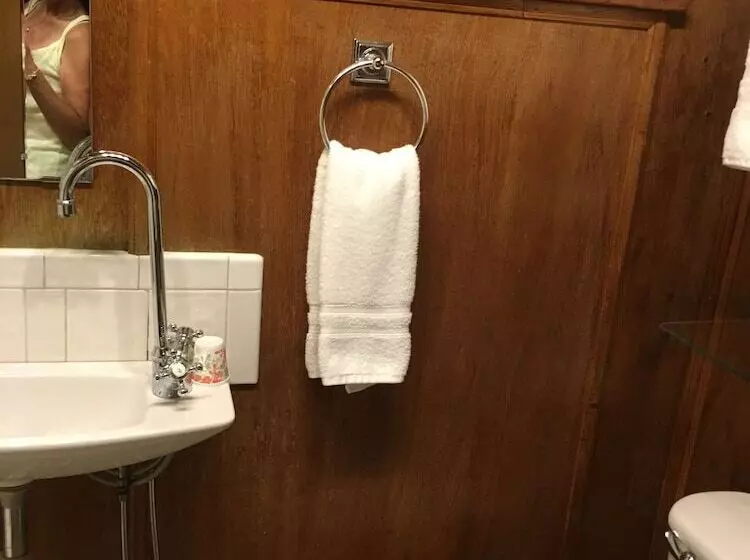 Hotelli Far View   A Bed & Breakfast Estate