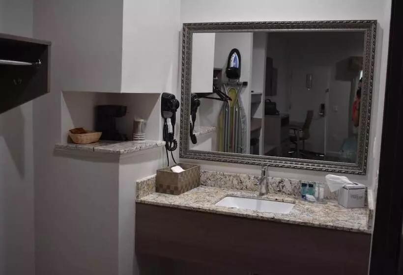 هتل Grand Villa Inn & Suites   Humble