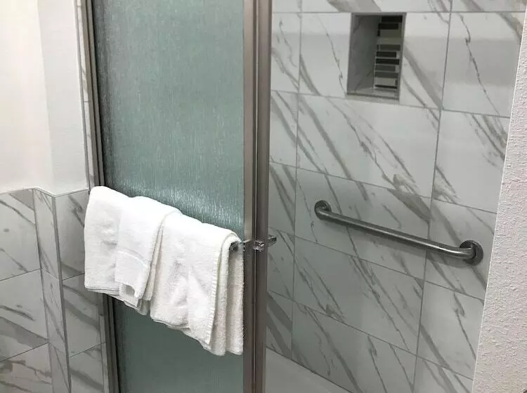 هتل Grand Villa Inn & Suites   Humble