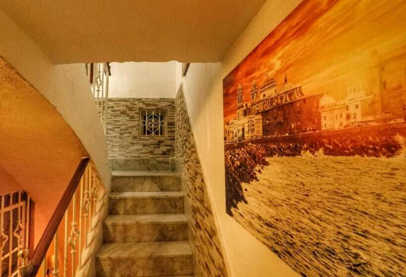 هتل Spanish Galleon Lodge