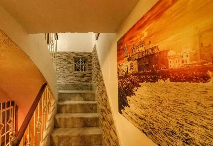 هتل Spanish Galleon Lodge