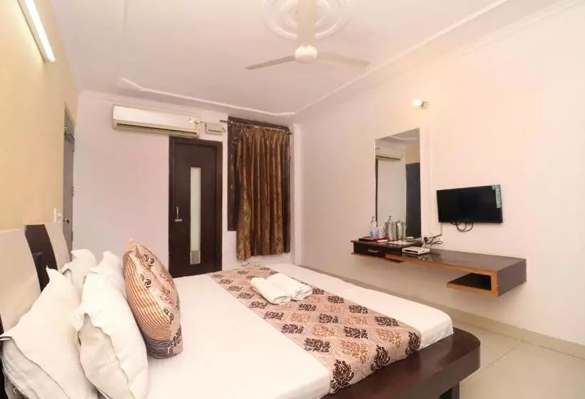 Gurjeet Hotel By Naavagat