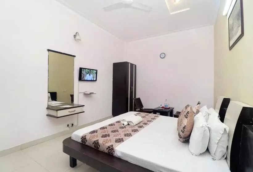 Gurjeet Hotel By Naavagat