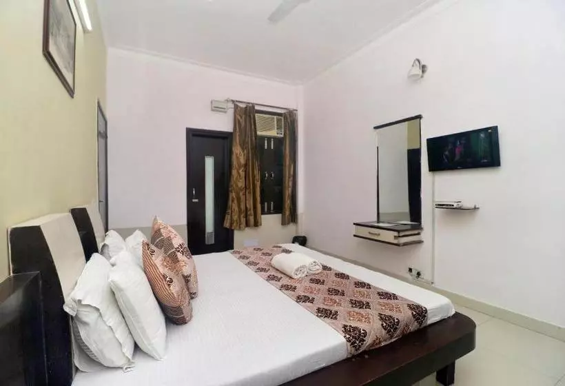 Gurjeet Hotel By Naavagat