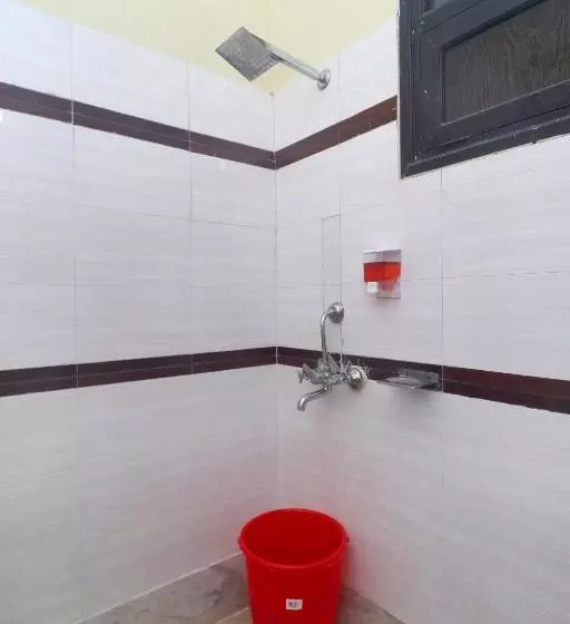 Gurjeet Hotel By Naavagat