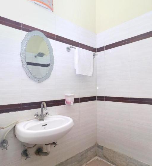 Gurjeet Hotel By Naavagat