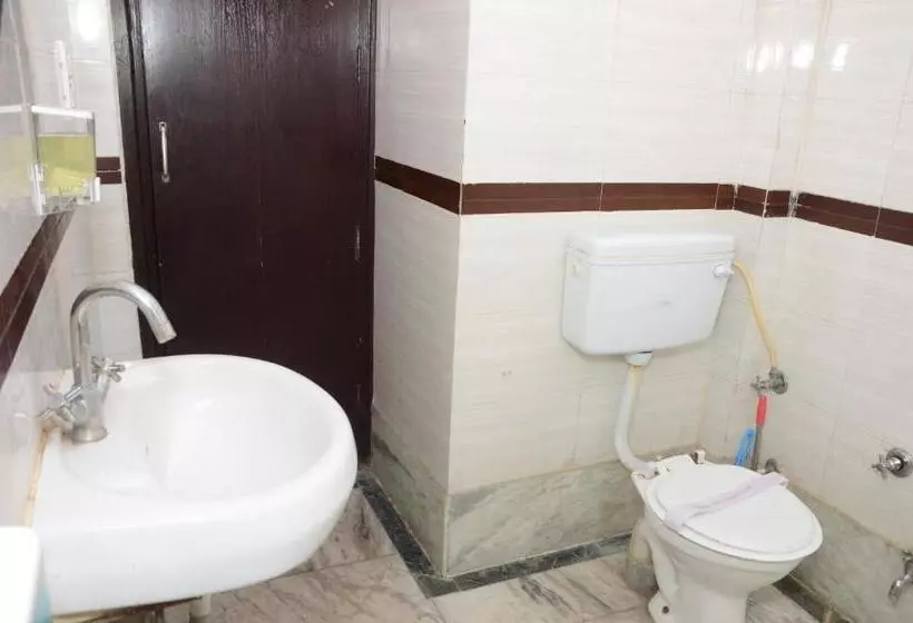 Gurjeet Hotel By Naavagat