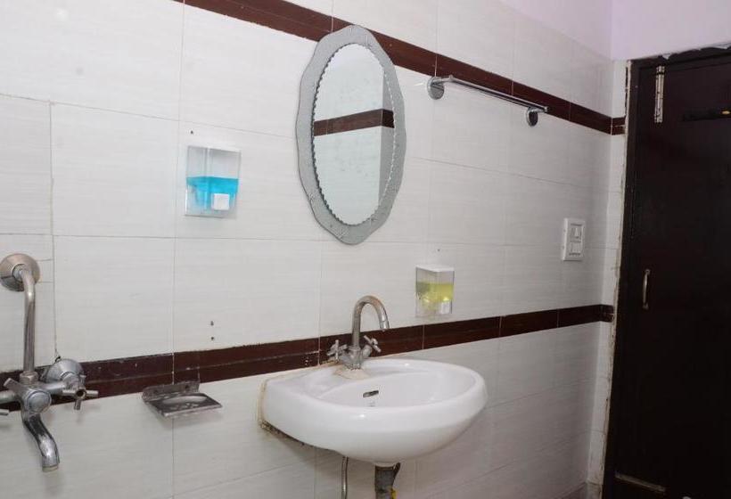 Gurjeet Hotel By Naavagat