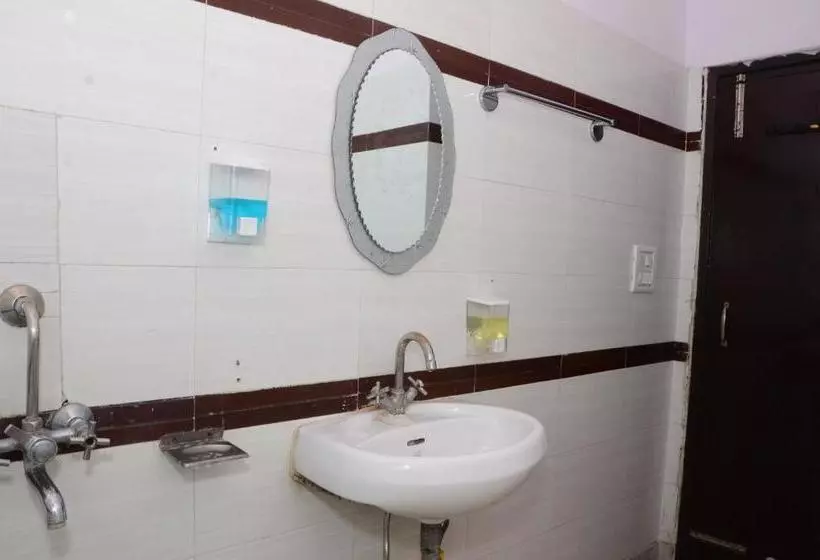 Gurjeet Hotel By Naavagat