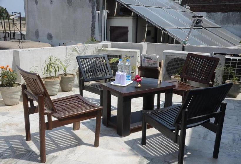 Gurjeet Hotel By Naavagat