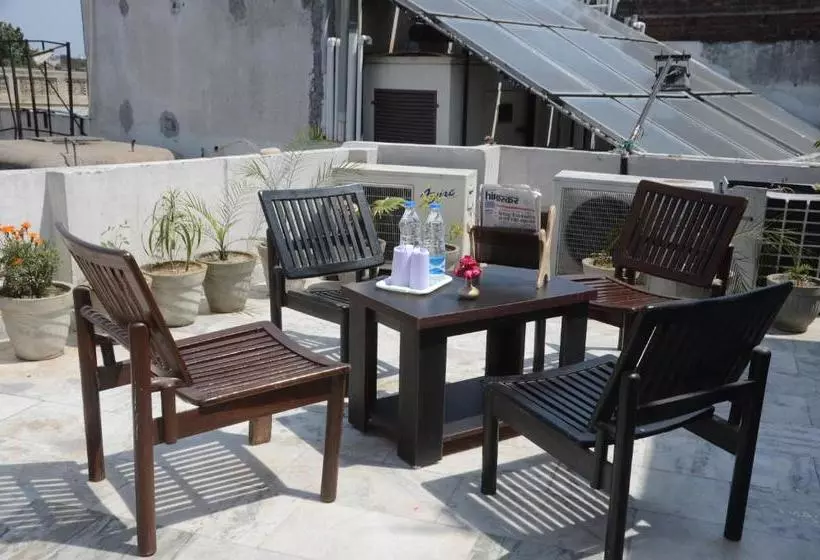 Gurjeet Hotel By Naavagat