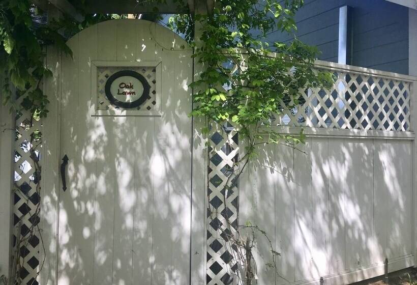 Отель Oak Street Cottages