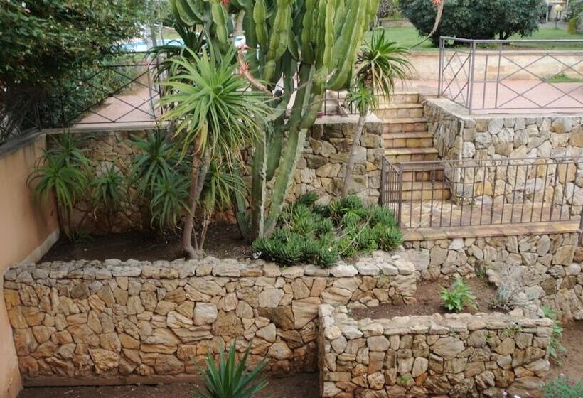 Отель Villa Carlotta Resort