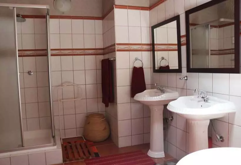 هتل Amjicaja Guesthouse, Tours & Rentals