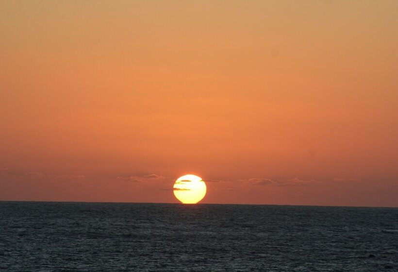 Отель One Love Maktub