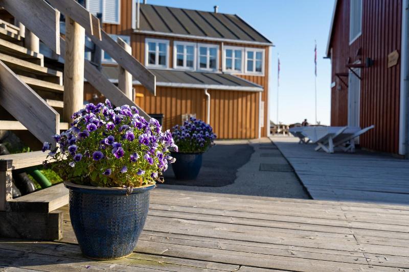 Nyvågar Rorbuhotell    By Classic Norway Hotels