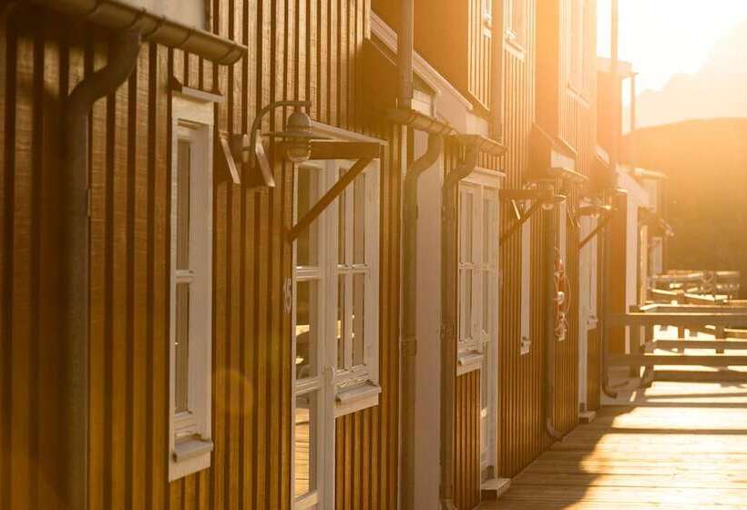 Nyvågar Rorbuhotell    By Classic Norway Hotels