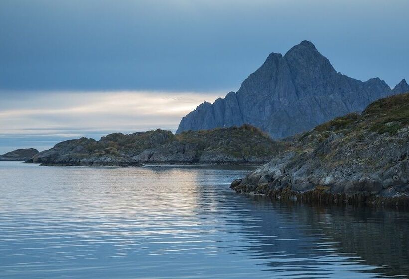 Nyvågar Rorbuhotell    By Classic Norway Hotels