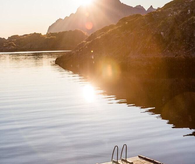 Nyvågar Rorbuhotell    By Classic Norway Hotels