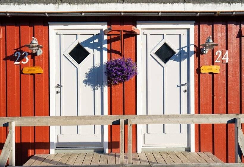 Nyvågar Rorbuhotell    By Classic Norway Hotels