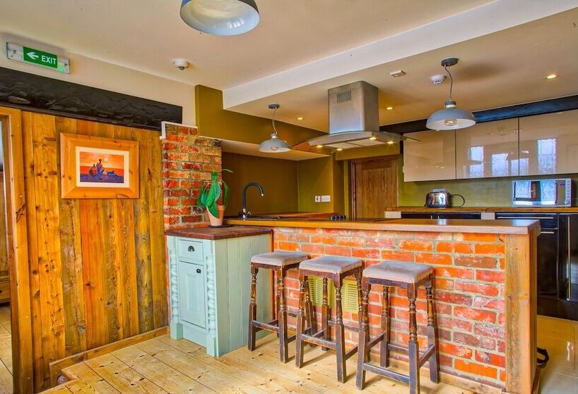 Отель Easton Guest House