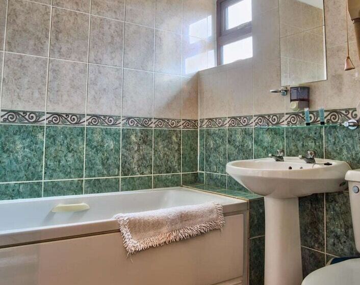 Отель Easton Guest House