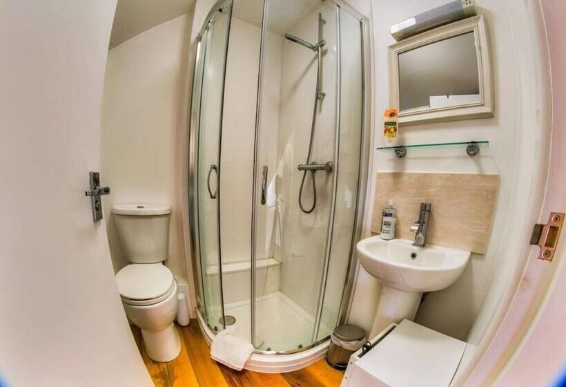 Отель Easton Guest House