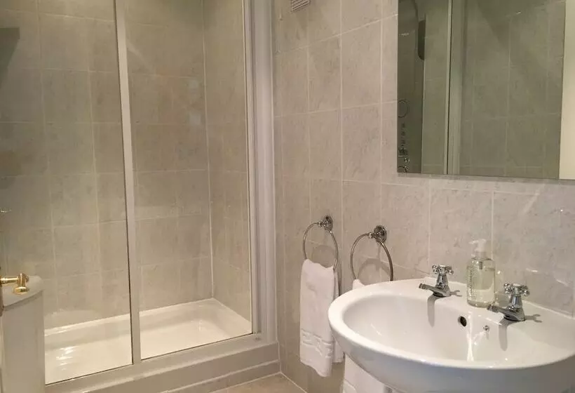 Hotelli Tranmere House