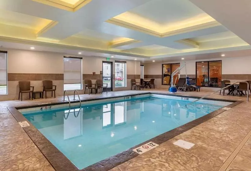 ホテル Comfort Suites Columbus Airport