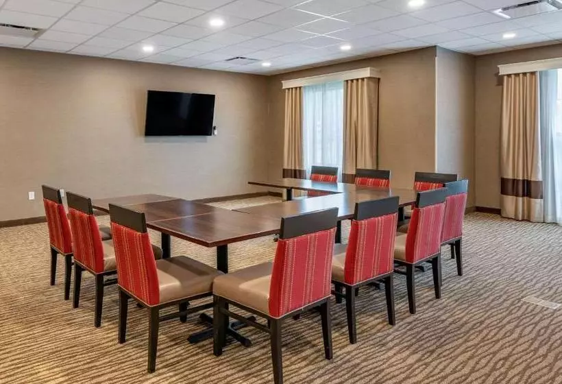 ホテル Comfort Suites Columbus Airport