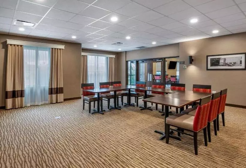 ホテル Comfort Suites Columbus Airport
