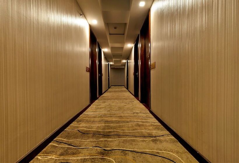 Hotel Ramada Encore By Wyndham Makati