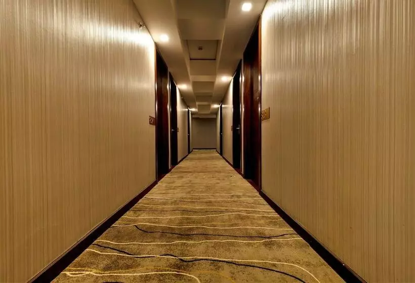 Hotelli Ramada Encore By Wyndham Makati