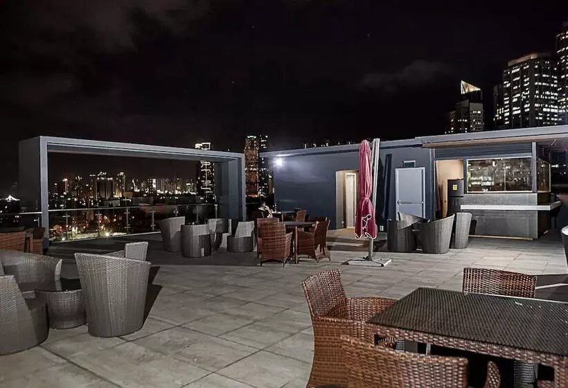 Hotelli Ramada Encore By Wyndham Makati