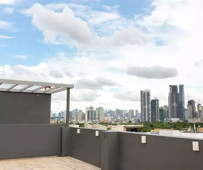 Hotelli Ramada Encore By Wyndham Makati