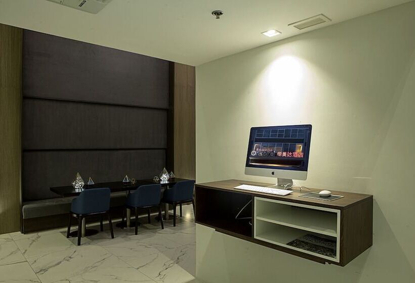 Hotel Ramada Encore By Wyndham Makati