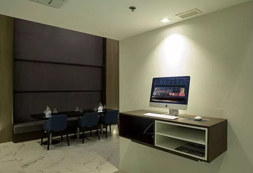 Hotelli Ramada Encore By Wyndham Makati