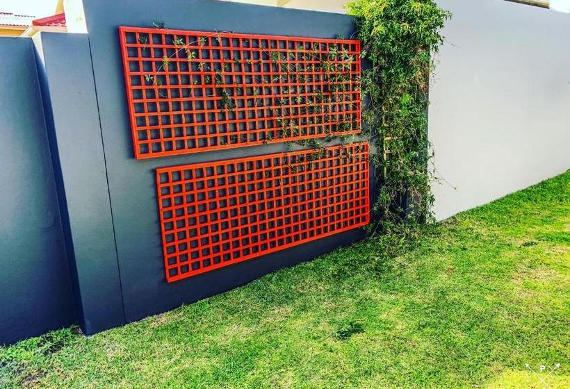 בית מלון כפרי The Urban