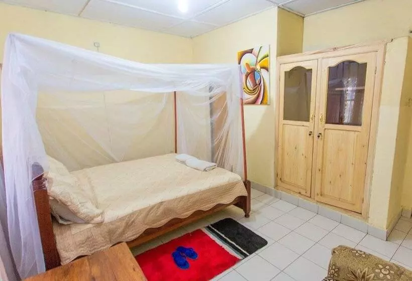هتل Golf Eden Guest House