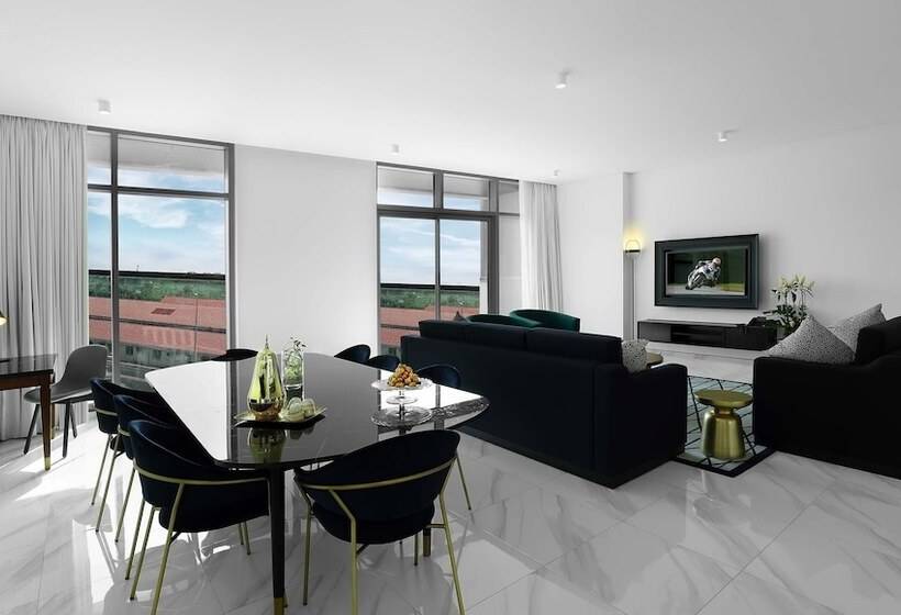 Отель Millennium Atria Business Bay