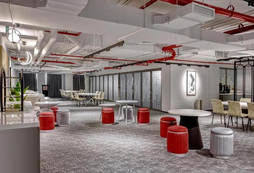 Отель Millennium Atria Business Bay