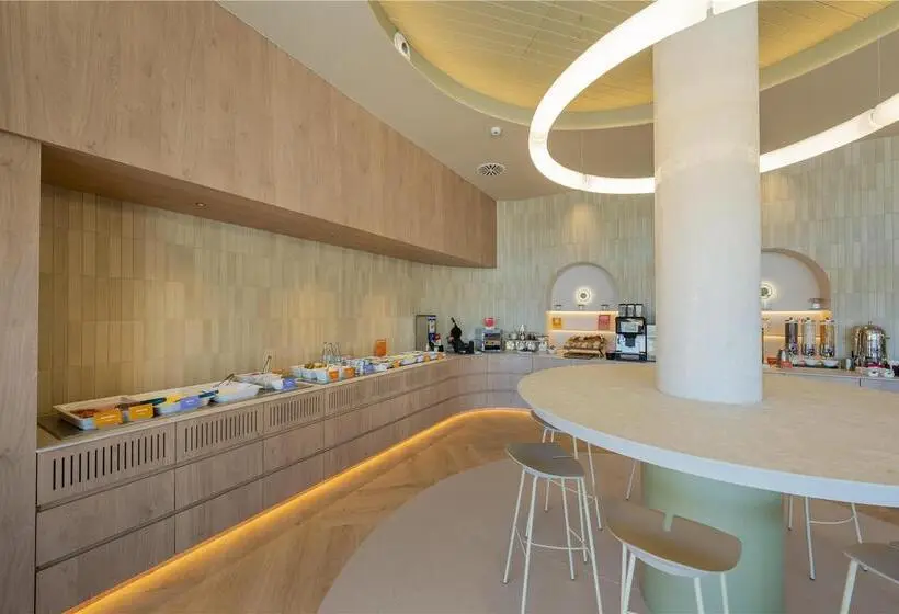 Hotelli Hampton by Hilton Alicante Airport