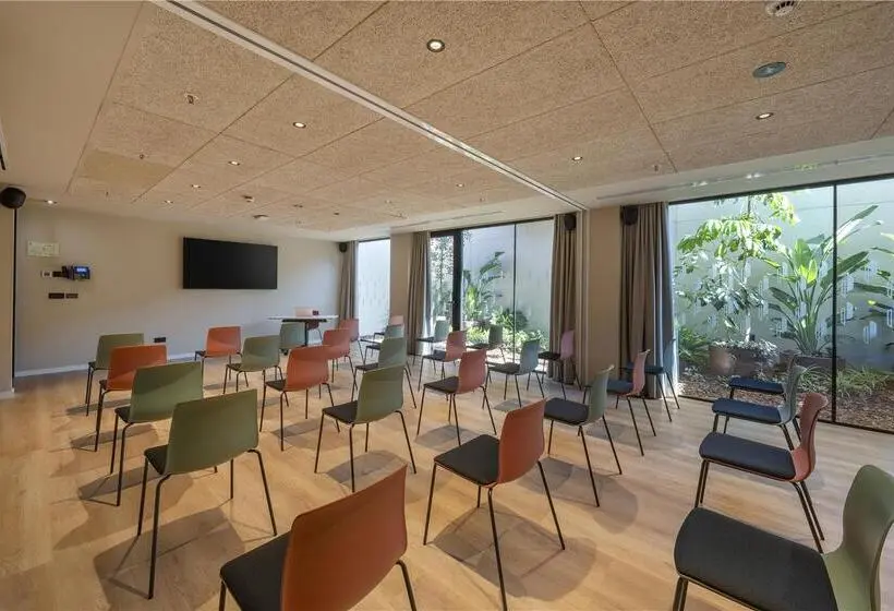 Hotelli Hampton by Hilton Alicante Airport