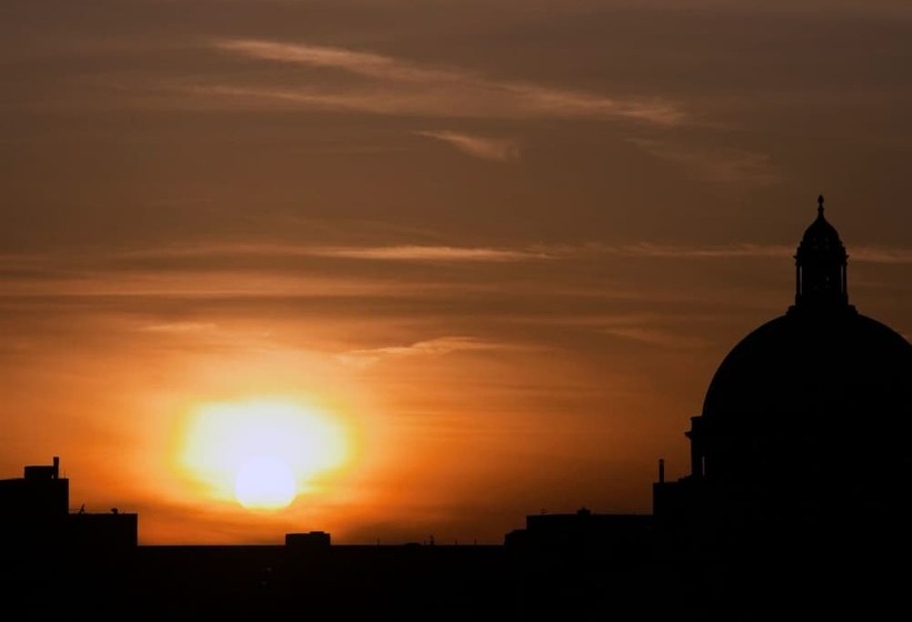 Отель Clarendon Square