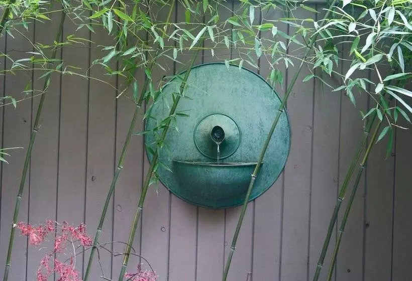 ホテル Clarendon Square