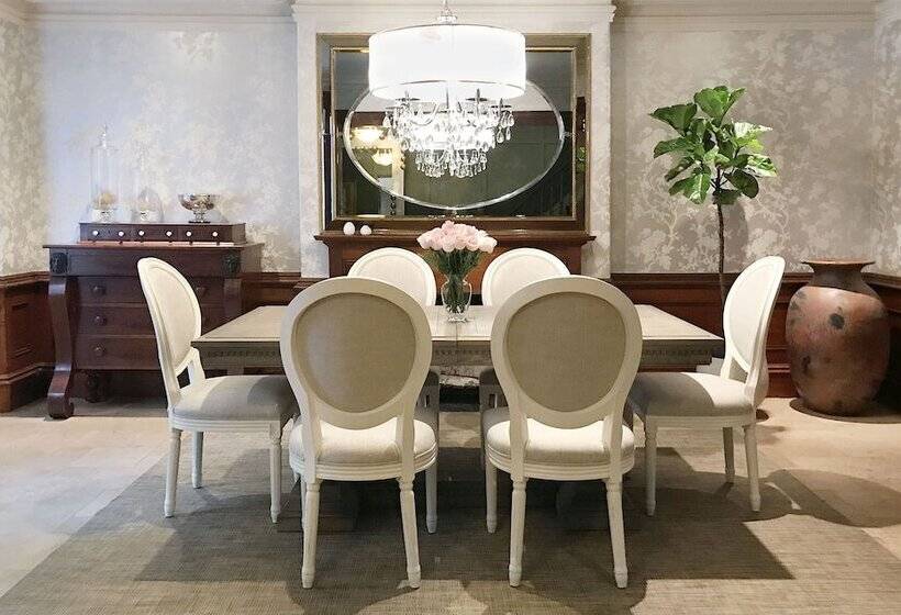 Отель Clarendon Square