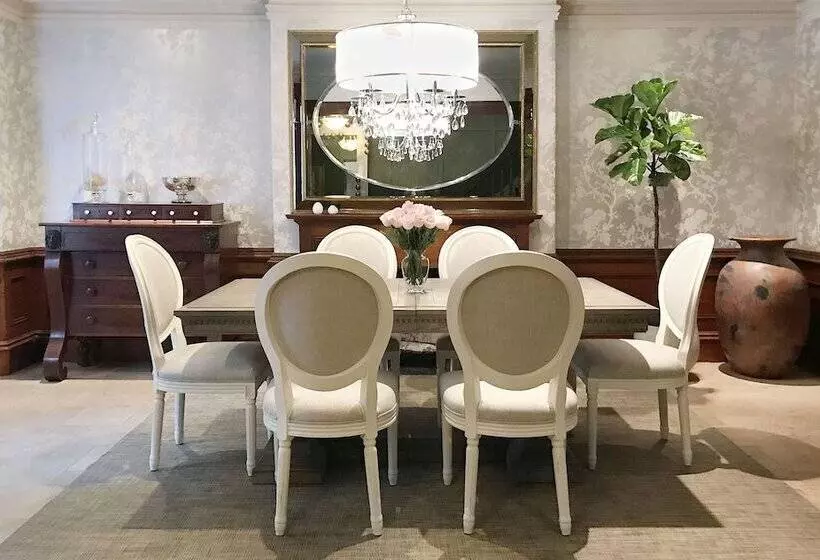 ホテル Clarendon Square