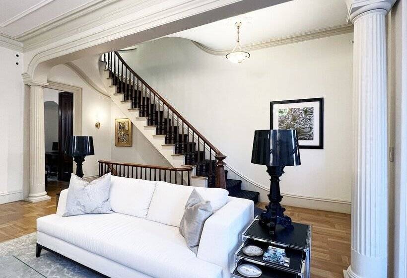 Отель Clarendon Square