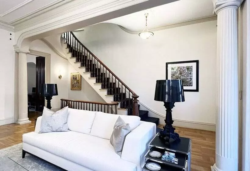 ホテル Clarendon Square